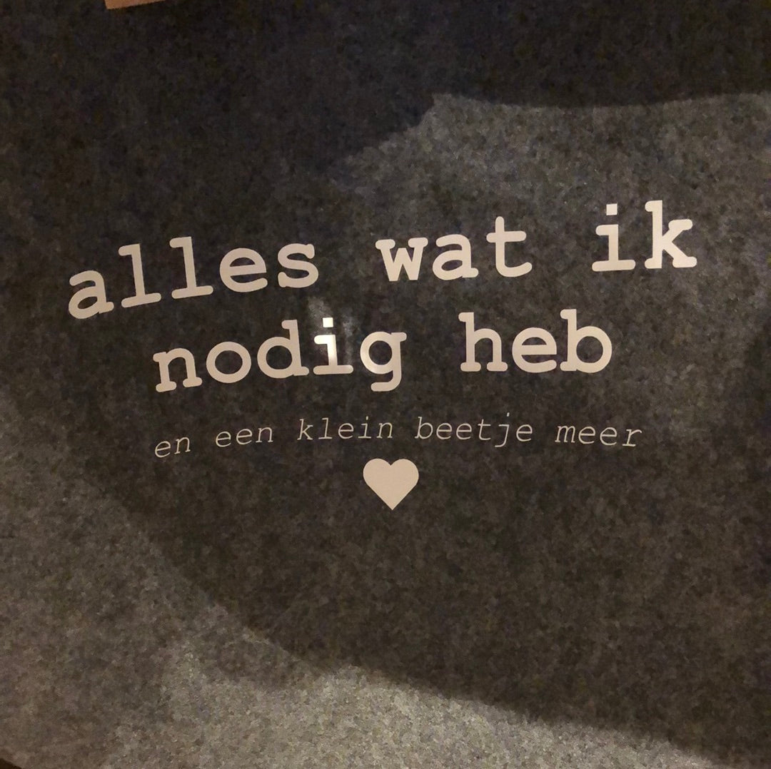 Vilten tas met tekst
