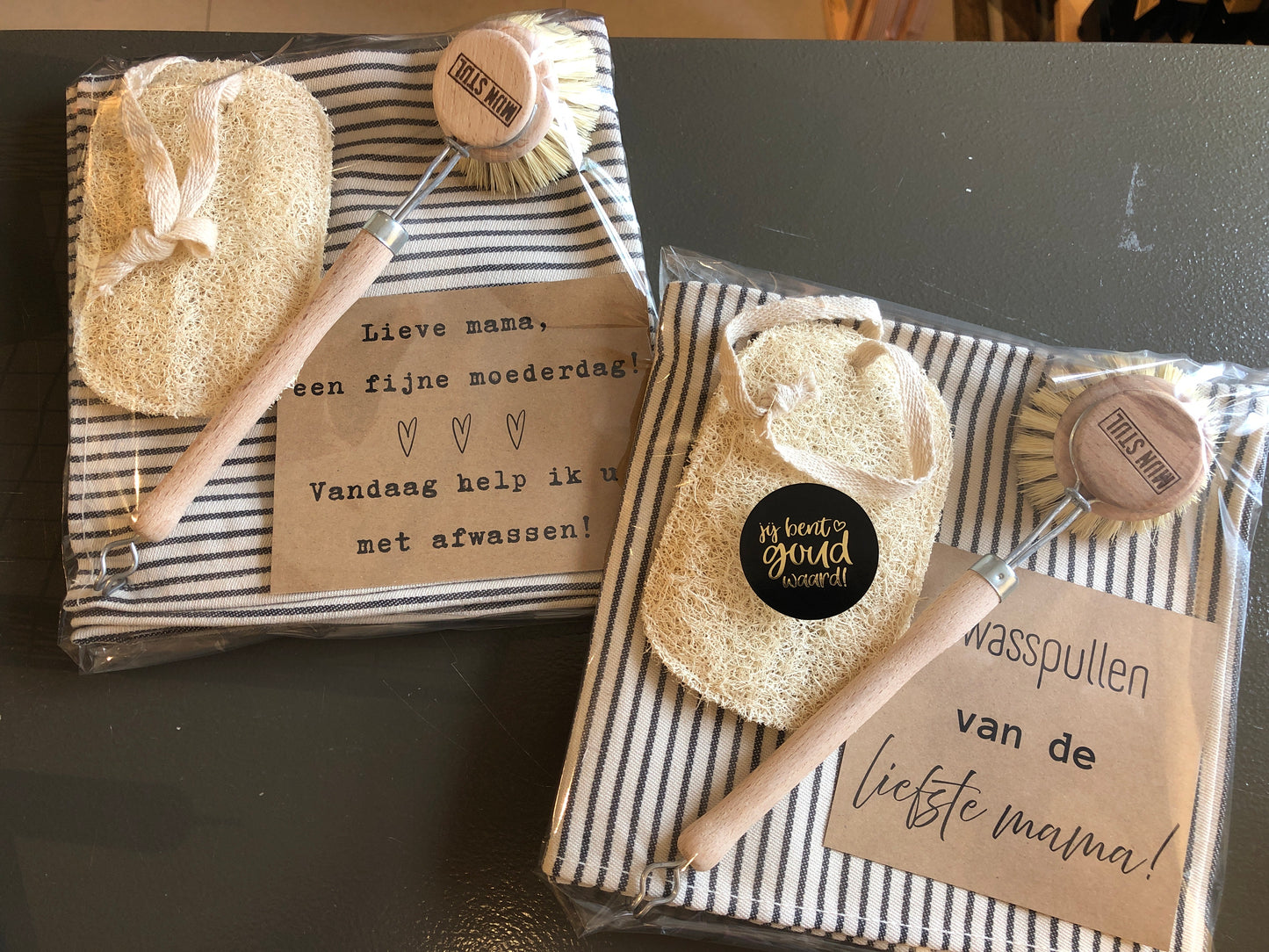 Theedoek, afwasborstel en spons