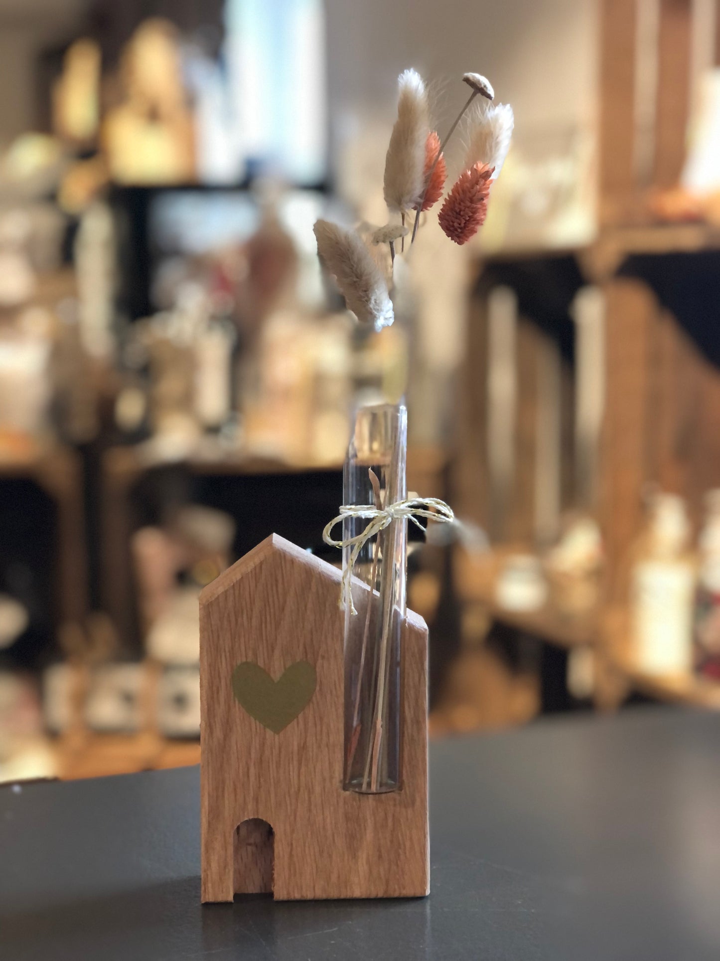 Huisje met droogbloemen