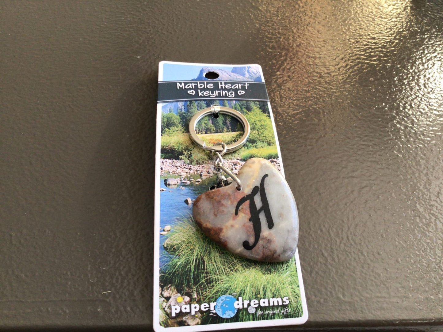 Sleutelhanger letter H bruin/grijs/marmer