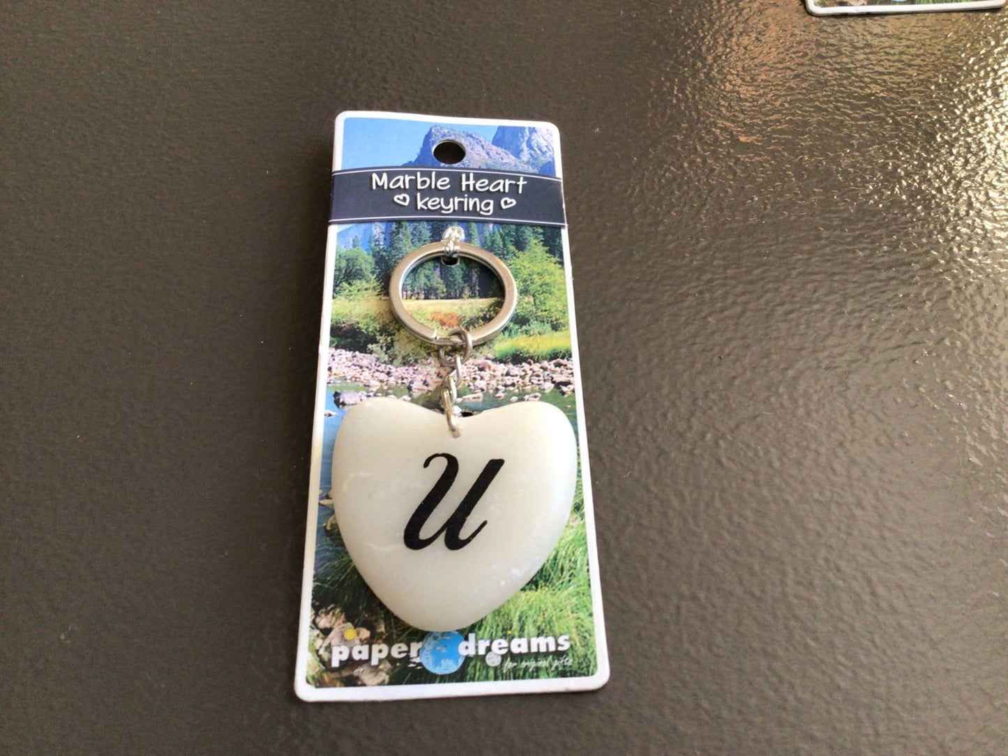 Sleutelhanger letter U wit/marmer