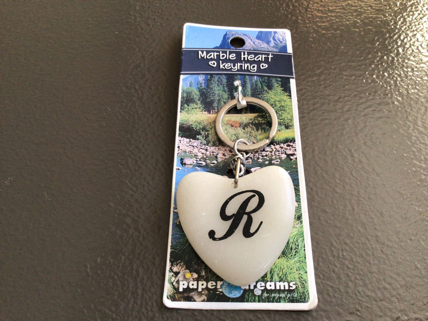 Sleutelhanger letter R wit/marmer