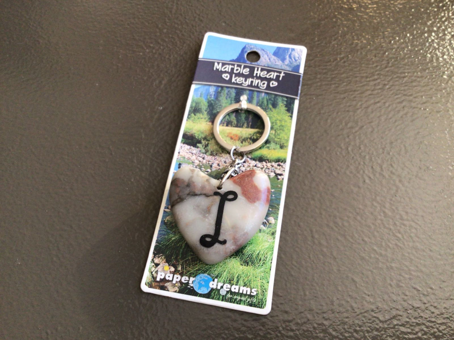 Sleutelhanger letter L grijs/bruin/marmer