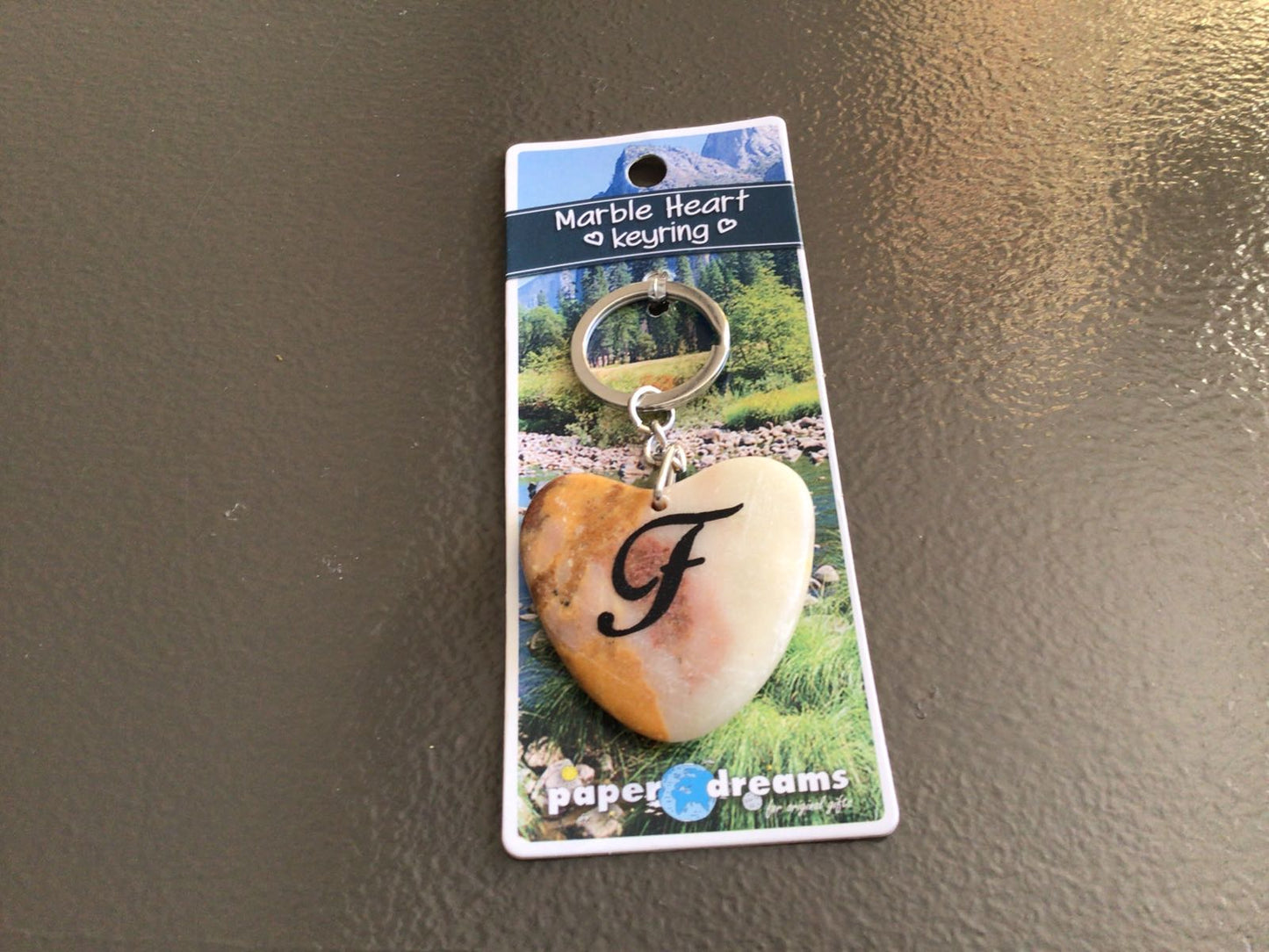 Sleutelhanger letter F bruin/wit/marmer