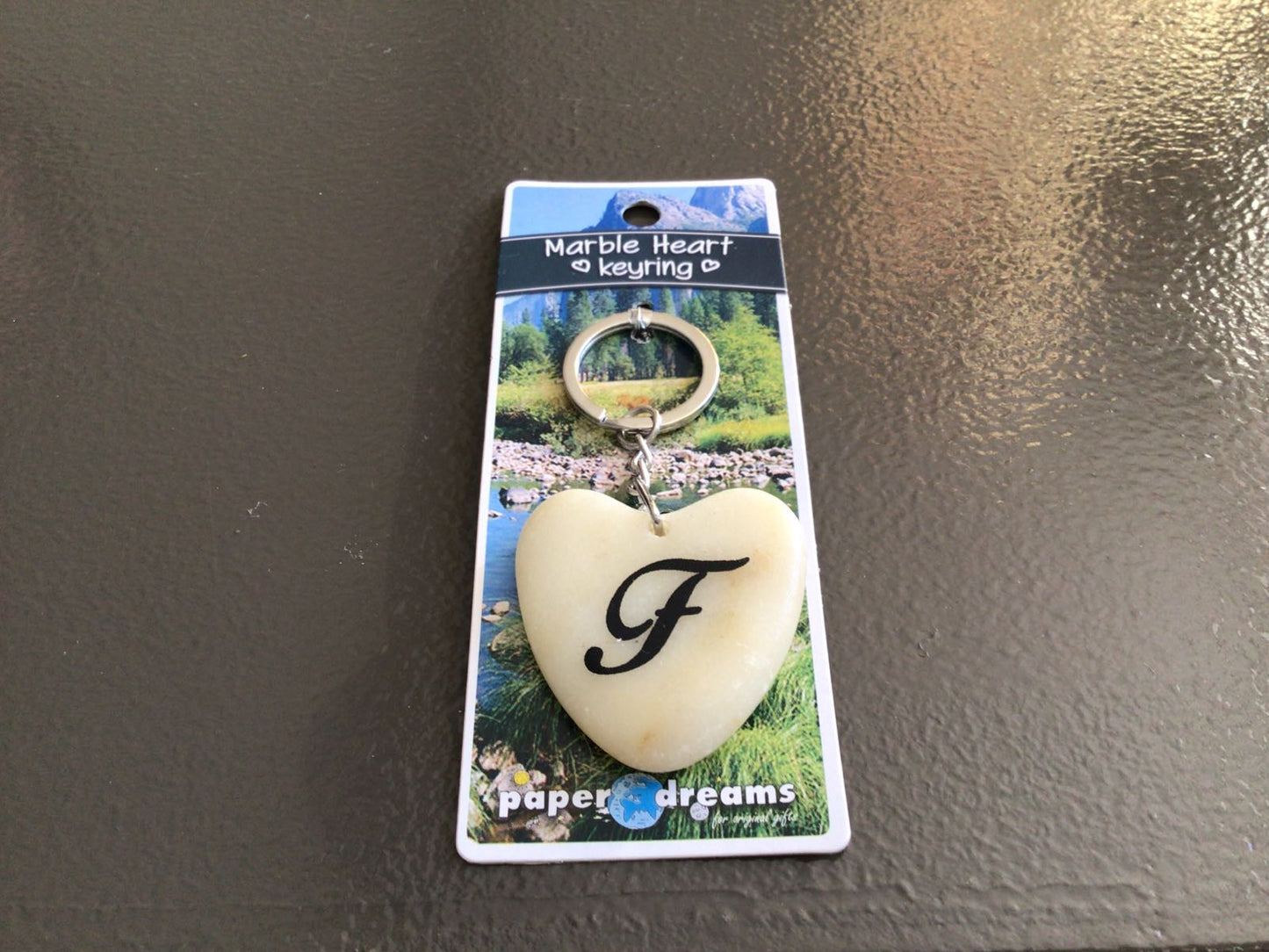 Sleutelhanger letter F wit/marmer