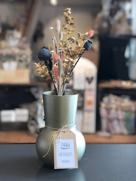 Vaas met droogbloemen