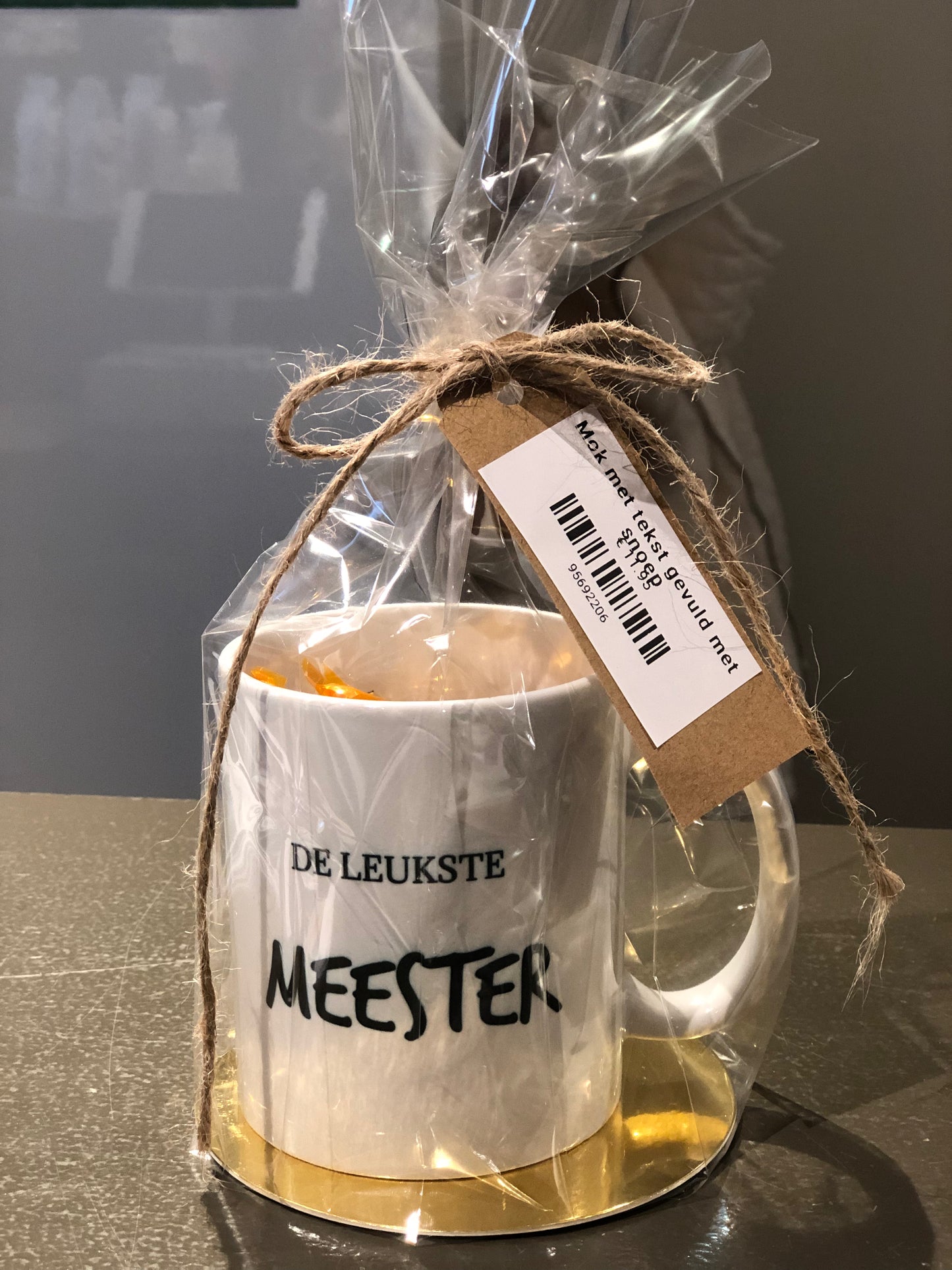 Mok met tekst gevuld met snoep