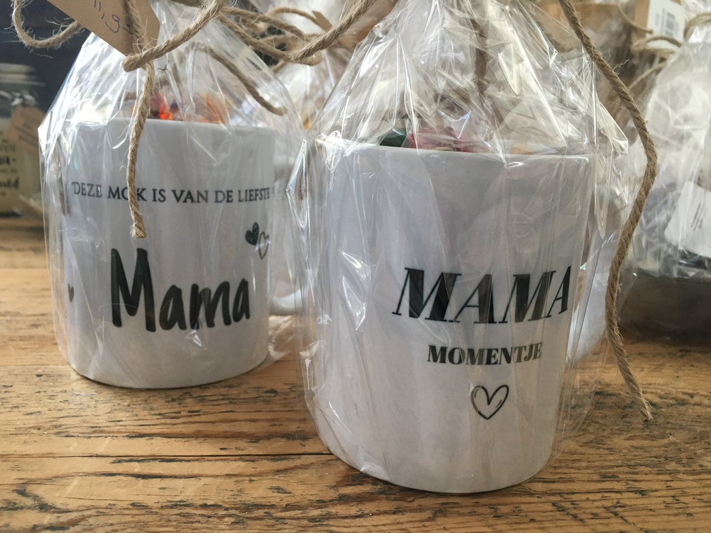 Mok met tekst gevuld met snoep
