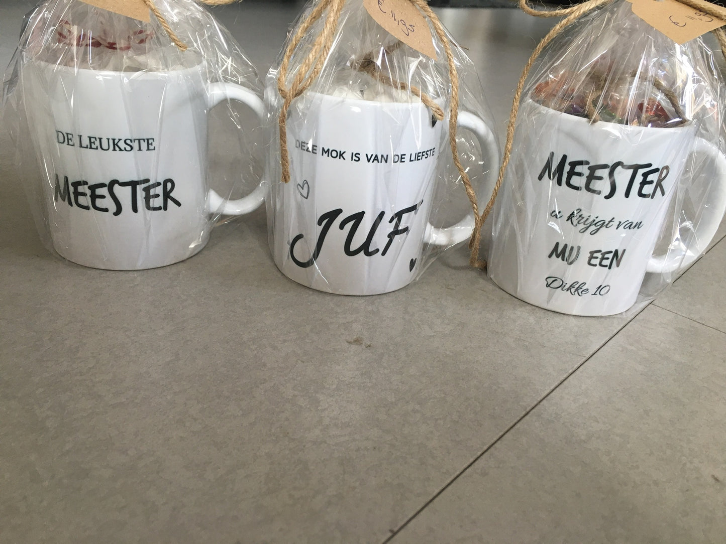 Mok met tekst gevuld met snoep