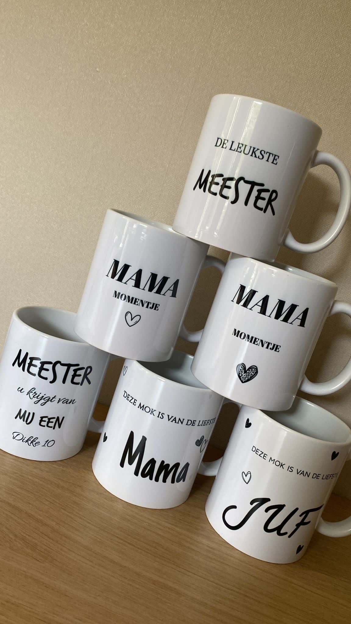 Mok met tekst gevuld met snoep